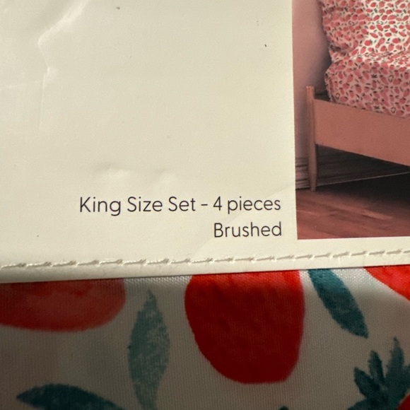 🍓NEW Society Six Strawberry Print King Size Super Soft Sheet Set NIP 4 Piece - Picture 4 of 6
